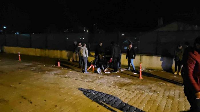 Aracın Çarptığı Mopeddeki Anne Ve Kızı Yaralandı