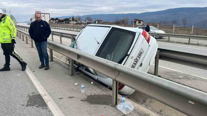 D100 Karayolunda Araç Bariyerlere Asılı Kaldı: 2 Yaralı