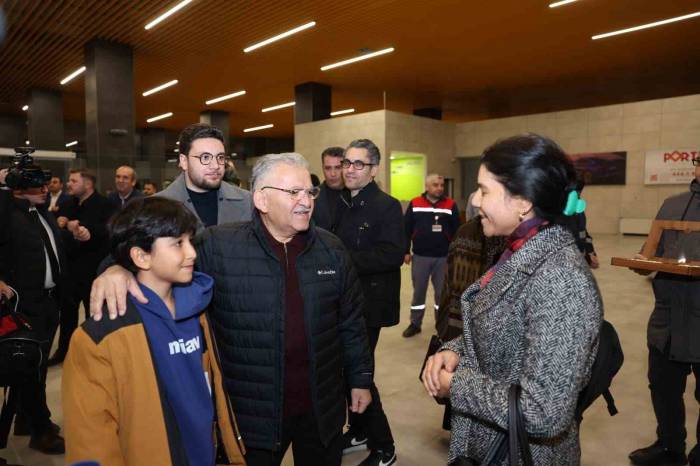 Kayseri Havalimanı’nın Yeni Terminal Binasının İlk Yolcuları Karşılandı