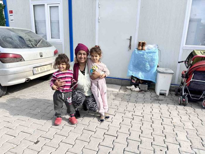 Enkaz Altında Kalan Anne Çocuklarını Emzirerek Hayatta Tuttu