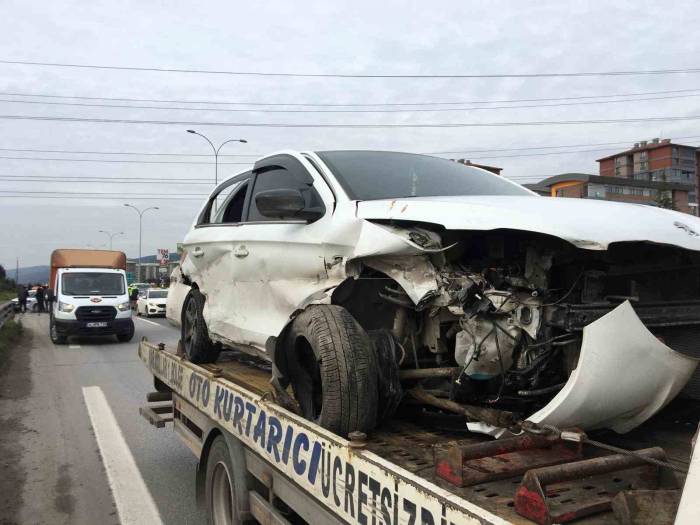 Tem’de İki Otomobil Çarpıştı: 1’i Çocuk 3 Yaralı