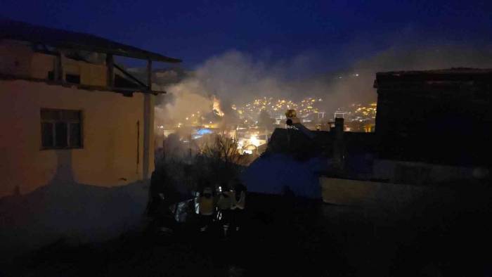 Tokat’ta Çatı Yangını Büyümeden Söndürüldü