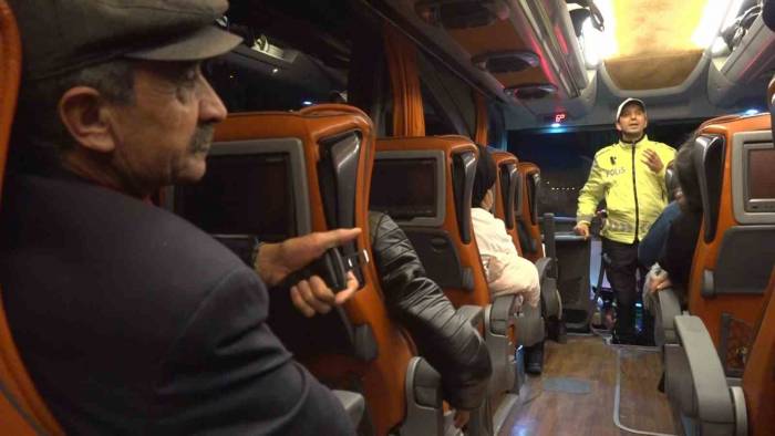 Trafik Polisi ‘Ölenlerin Parçalarını Topluyoruz’ Diye Uyardı, Otobüsteki Yolcuların Tamamını Emniyet Kemeri Bağladı