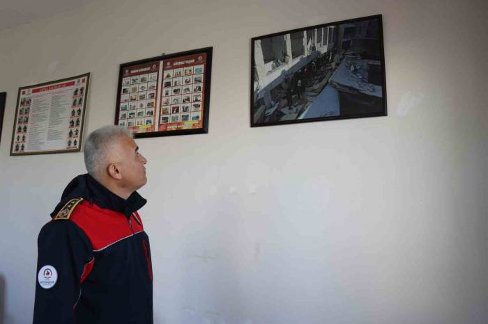 Enkazdan Çıkardığı Çocuğu Yaşatamayan İtfaiyeci: "Personelim Görmesin Diye Enkazın İçinde Ağladım"