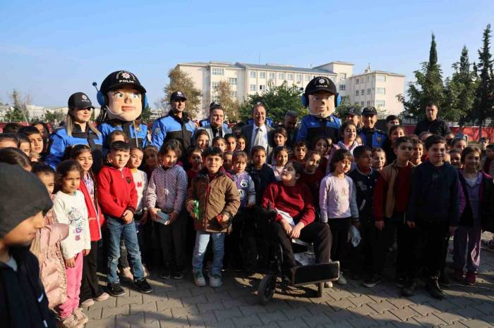 Adana Emniyet Müdürü Öğrencilerle Bir Araya Geldi