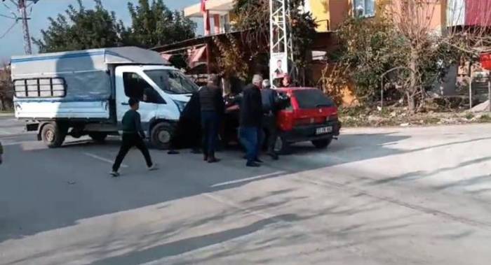 Otomobil İle Kamyonet Çarpıştı: 1 Hafif Yaralı