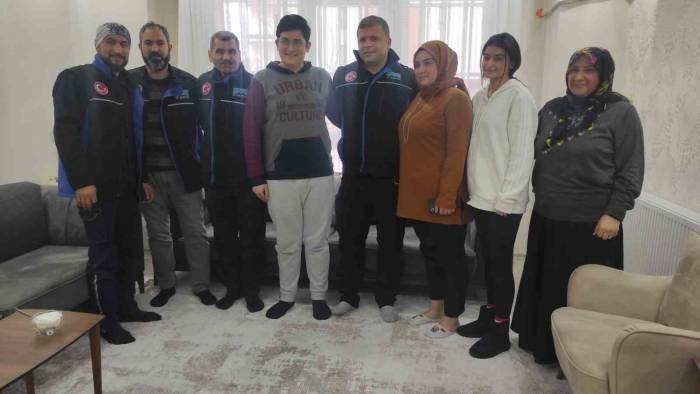 Enkazdan Kendisini Kurtaran Ekibi Görünce Gözyaşlarına Hakim Olamadı