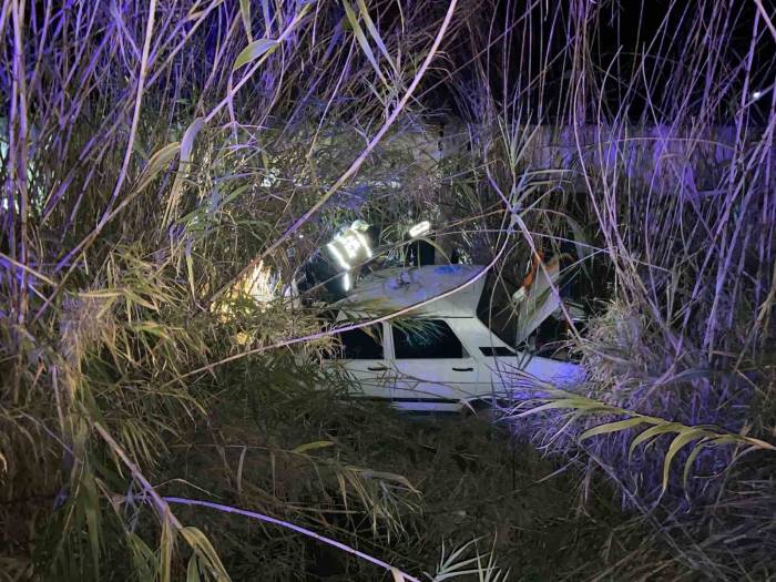 Dere Yatağına Uçan Otomobil İçin Yardıma Koştular, Bulmaca Gibi Kazayı Çözmeye Çalıştılar