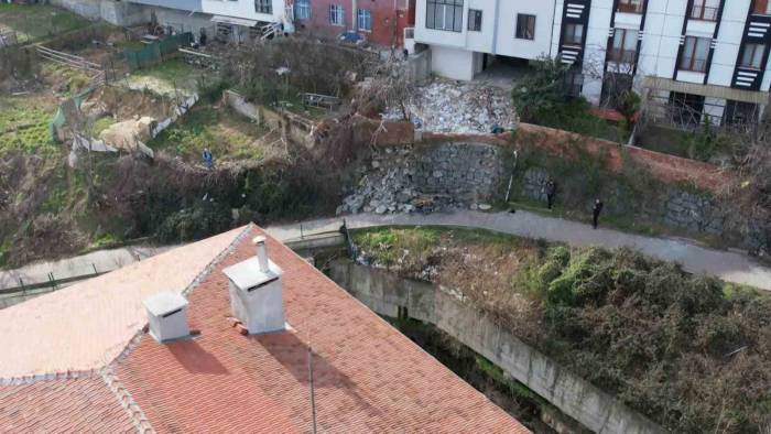 Okul Yolunda Bulunan İstinat Duvarı Çöktü, Okulun İlk Gününde Veliler Tedirgin Oldu