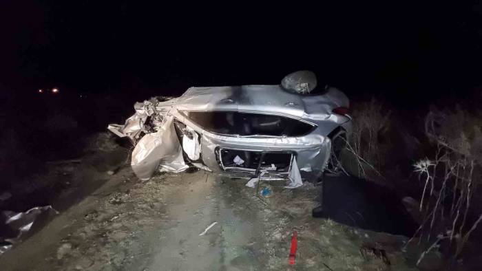 Burdur’da Kontrolden Çıkan Otomobil Şarampole Devrildi: 2 Ölü, 1 Ağır Yaralı