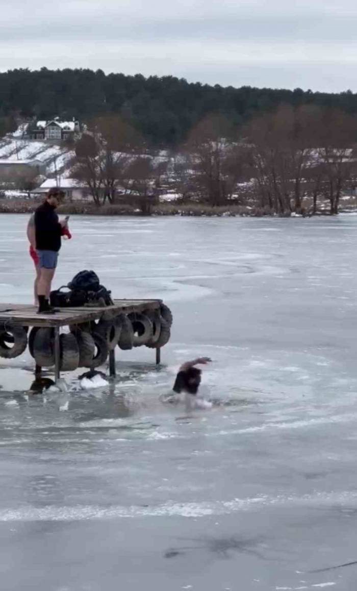 Buzlu Gölette Fotoğraf Çektirirken, Buz Kırılınca Kendini Suda Buldu