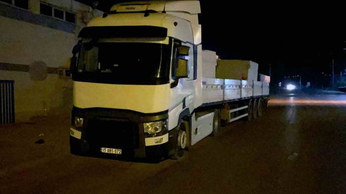 Polisi Görünce Tırı Bırakıp Kaçan Sürücü, Taksiyle Geri Dönünce Yakalandı