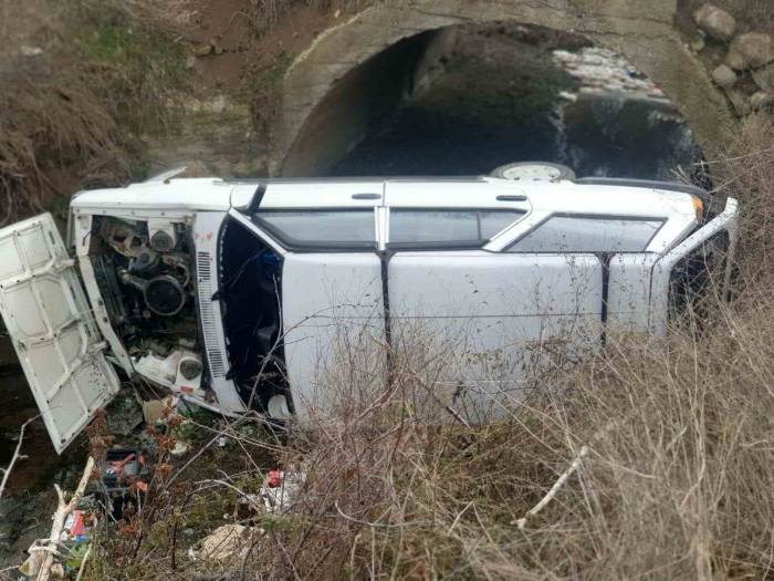 Tofaş Otomobil Menfeze Uçtu: 1 Yaralı