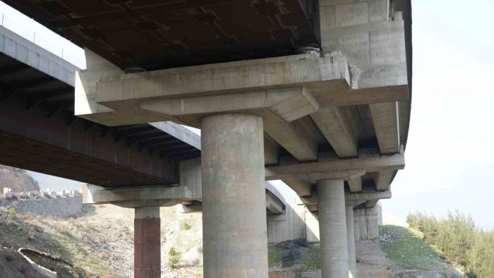 Dev Viyadüklerdeki Genleşme Derzleri Ve Deprem Takozlarındaki Bozulmalar Çelik Malzemelerle Giderildi