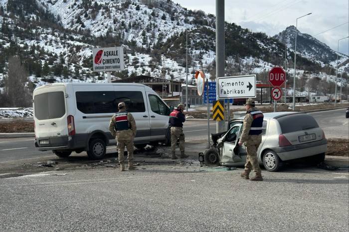 Gümüşhane’de Otomobille Servis Minibüsü Çarpıştı: 4 Yaralı