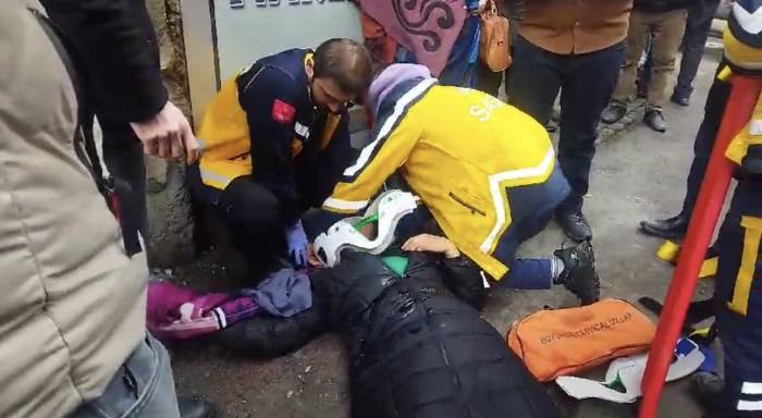 Yüksekova’da Başına Buz Kütlesi Düşen Kadın Yaralandı