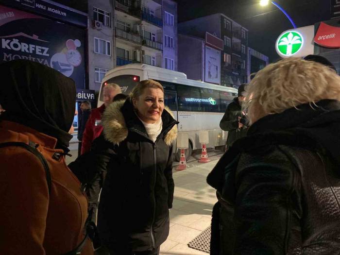 Servis Bekleyen İşçilere İkram