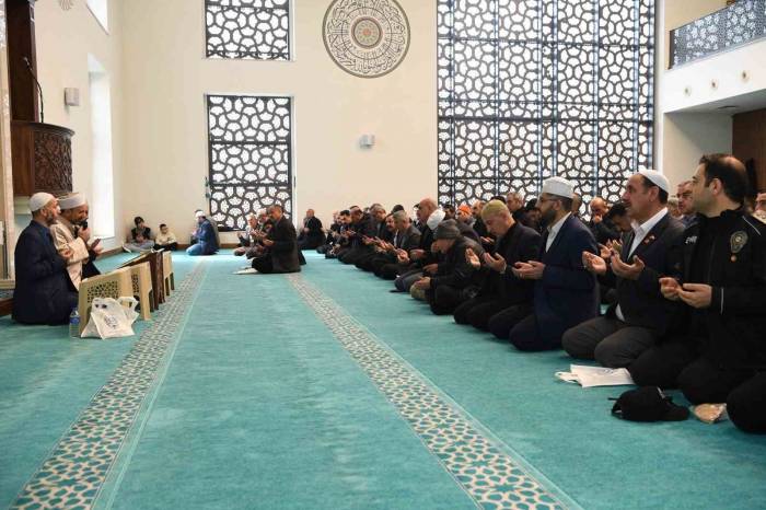 Deprem Şehitleri Dualarla Yad Edildi