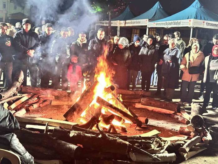 Depremzedeler Yıkılan Ebrar Sitesi’nin Bulunduğu Alanda Ölen Yakınlarını Andı