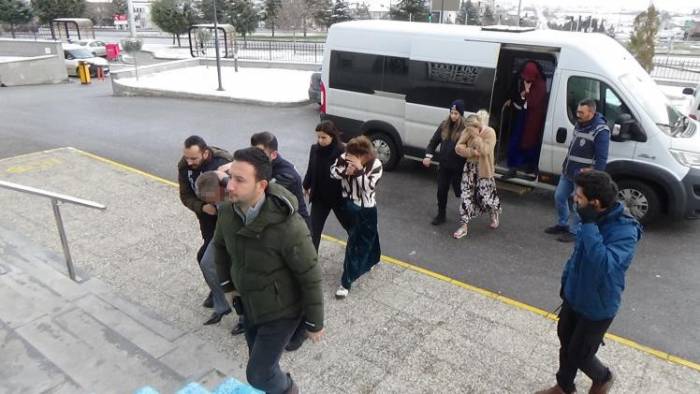 Karaman’da 1 Milyon 100 Bin Liralık Ziynet Eşyası Çalan 3 Kadın Tutuklandı