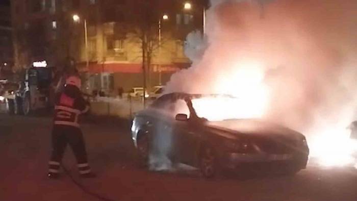 Park Halindeki Otomobil Alev Alev Yandı