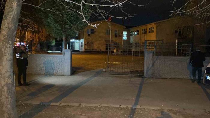 Okul Bahçesinde Veliye Bıçaklı Saldırı