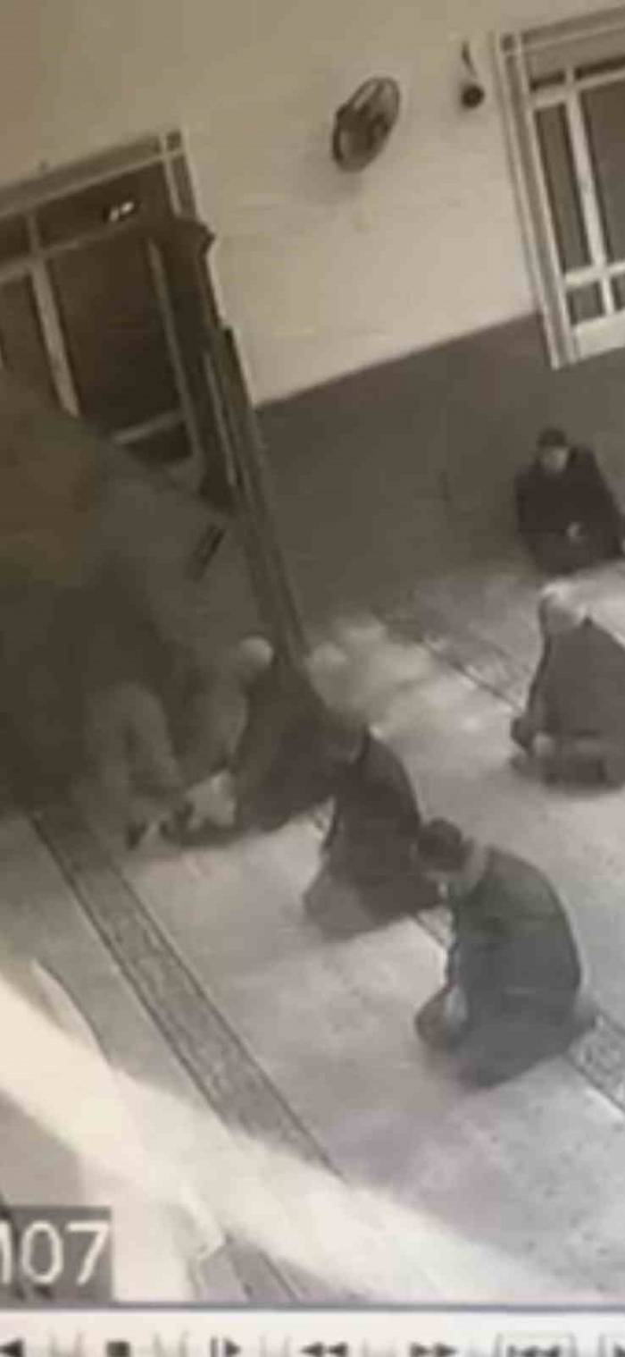 Manisa’da Camideki Bıçaklı Kavga Kamerada