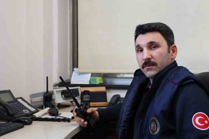 Enkazdaki Oğlunun Yanına Gitmeyip Bin 50 Depremzedenin Kurtarılmasını Sağladı