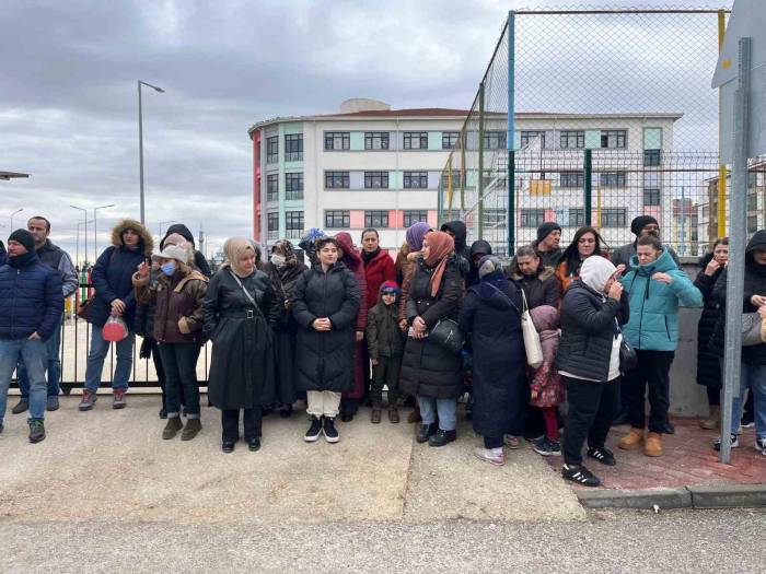 Kavga Sonrası 6 Öğretmenin Başka Okullara Tayin Edilmesi Velilerin Tepkisine Neden Oldu