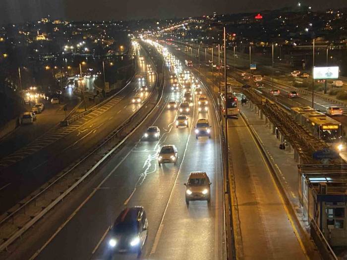 İstanbul’da Okulların Yeniden Açılmasıyla Sabah Trafik Yoğunluğu Oluştu