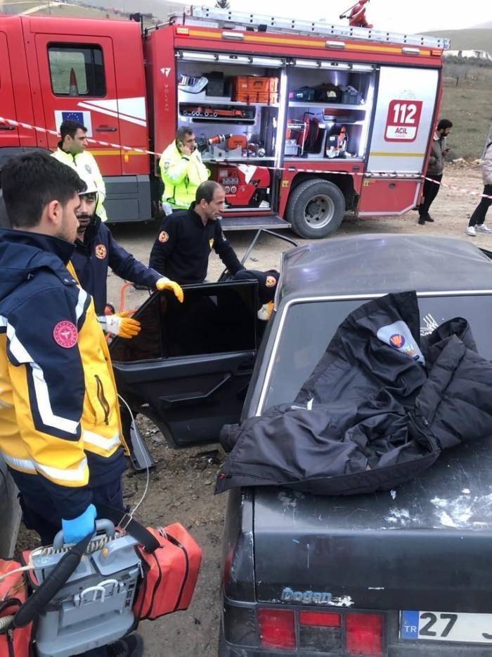 Otomobiller Çarpıştı: 1 Ölü, 2 Yaralı