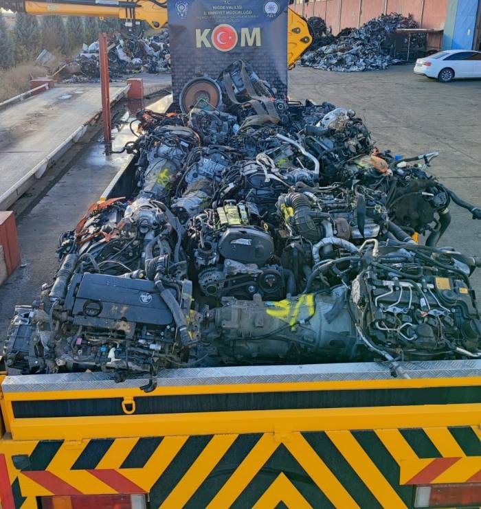 ’araç Motoru Kaçakçıları’ Polisten Kaçamadı