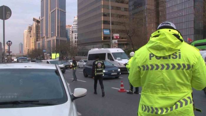 Sarıyer’de Okul Çevresindeki Denetimler Devam Etti: Şüpheli 250 Araç, 510 Şahıs Kontrol Edildi