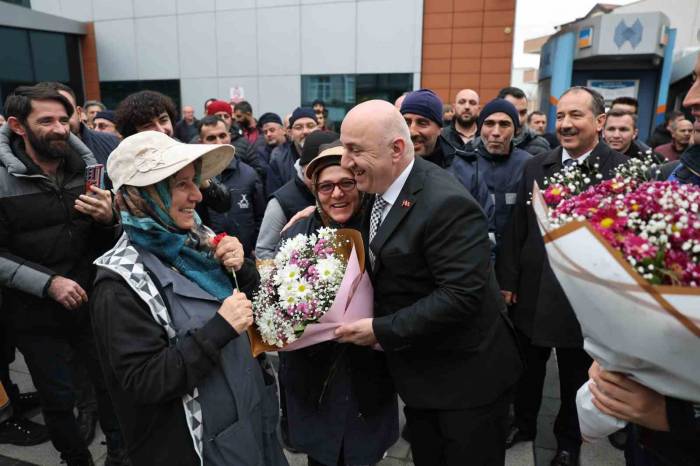 Personeller Başkan Bıyık’ı Çiçeklerle Karşıladı