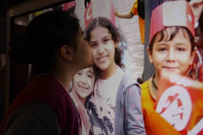 Depremde Ölen Arkadaşının Fotoğrafını Öpen Öğrenci Yürekleri Dağladı