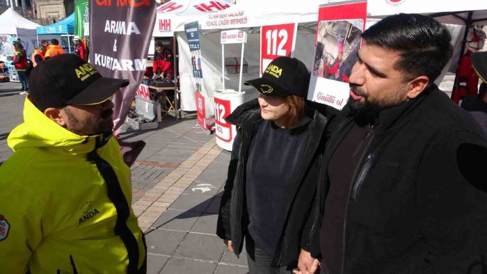 Kayseri’de Duygusal Buluşma: Kendisini Enkazdan Çıkaran Ekibi Ziyaret Etti