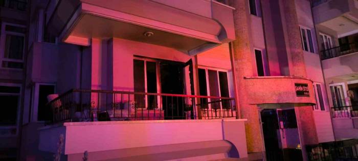 Apartmanda Çıkan Yangında 10 Kişi Dumandan Etkilenerek Hastanelik Oldu