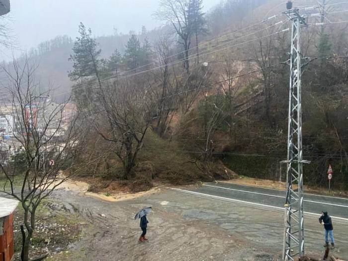 Borçka-hopa Karayolu Heyelan Nedeniyle Ulaşıma Kapandı