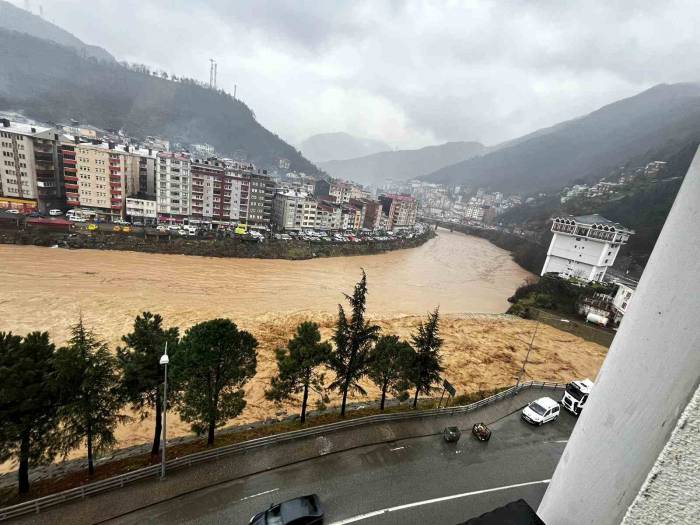 Artvin’in Borçka İlçesinde Heyelan Nedeniyle 2 Bina Tahliye Edildi