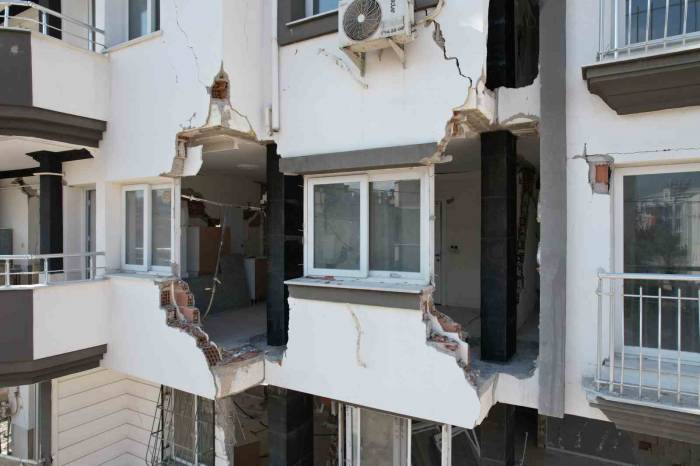 Depremin Acısı, Binaların Üzerindeki Korkunç İziyle Can Yakıyor