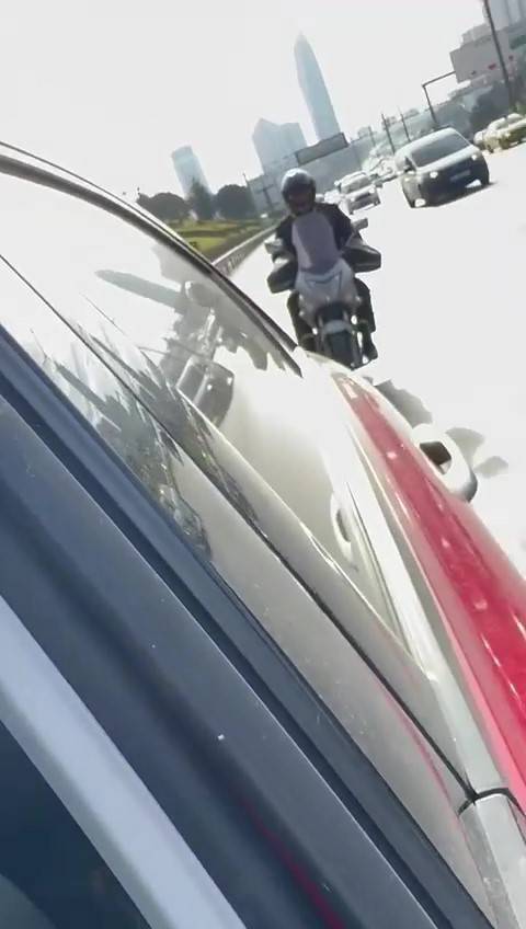 Ataşehir’de Kadın Sürücünün Aracını Tekmeleyip Küfürler Eden Motosikletli Kamerada