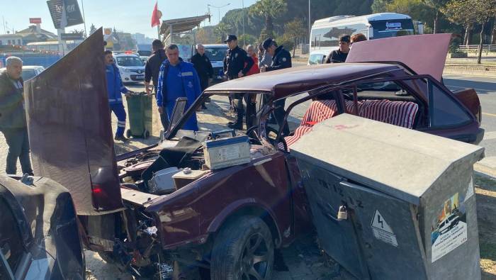 Aydın’da Otomobil Durağa Daldı: 3 Yaralı