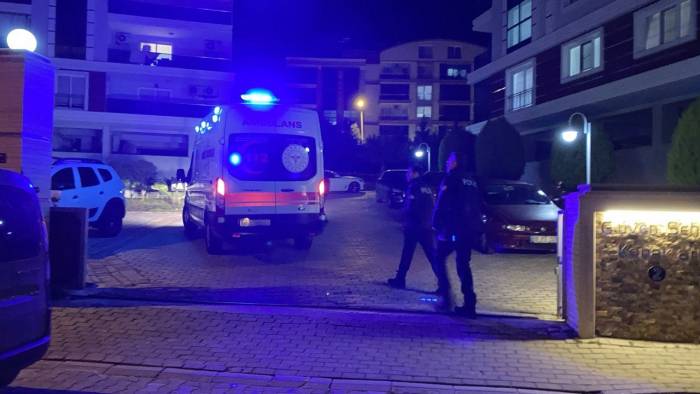 Üçüncü Katta Bulunan Evlerinin Balkonundan Beton Zemine Düştü