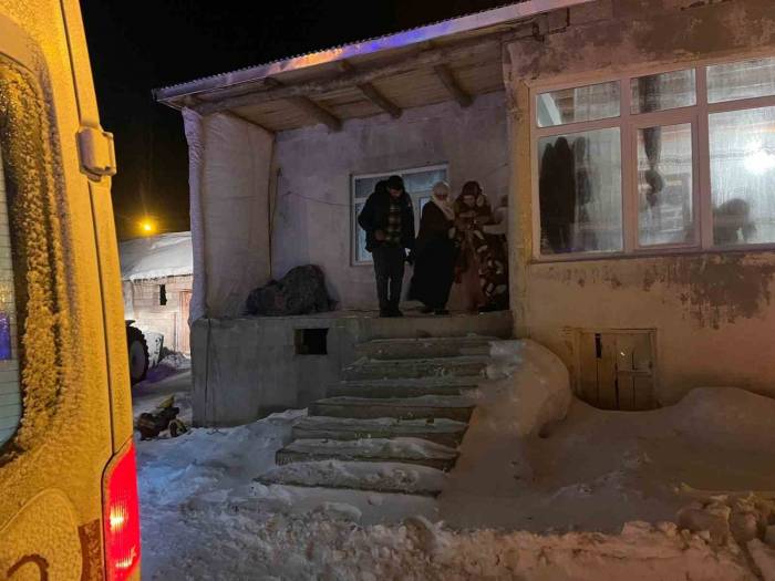 Belediye Gelmeyince Kendi İmkanlarıyla Yolu Açıp Hastalarını Hastaneye Ulaştırdılar