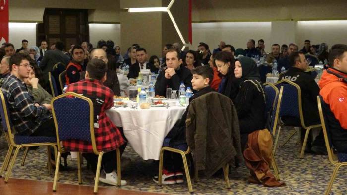 Vali Taşolar Depremzedeler İle Buluştu