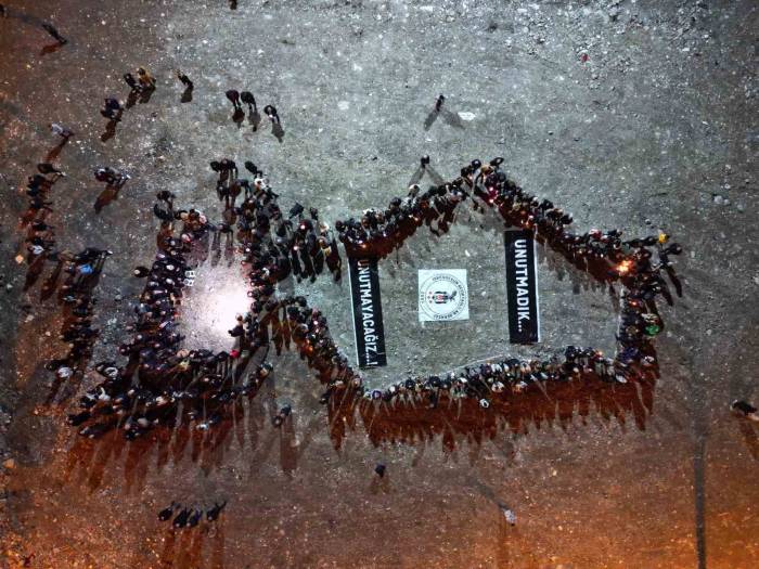 120 Kişiye Mezar Olan Eda Apartmanı’nın Bulunduğu Alanda Hüzünlü Anma