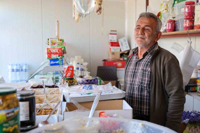 Osmaniye’deki Konteynır Kentteki Esnaflar Devletin Verdiği İmkanlarla Hem Barınma Hem De Ticaretlerini Sürdürüyor
