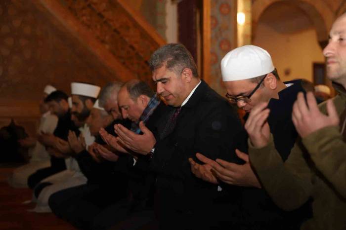 Eller Depremde Hayatını Kaybedenler İçin Semaya Kalktı