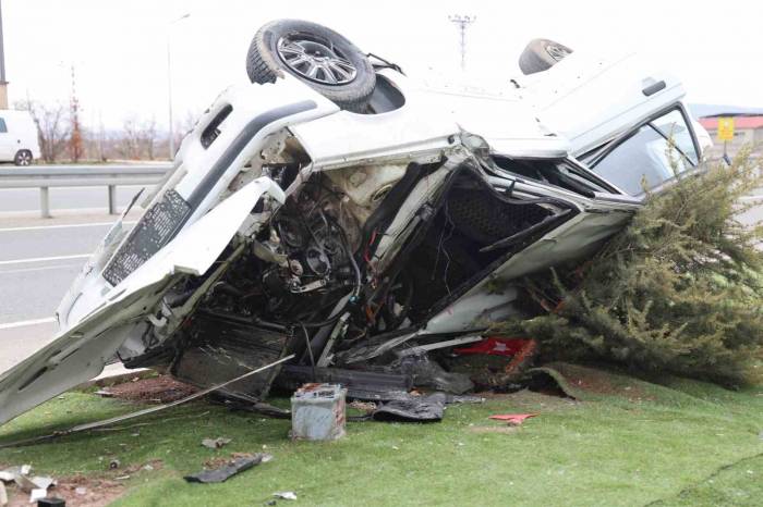 Refüje Çıkıp Elektrik Direğine Çarpan Araç Takla Attı: 5 Yaralı
