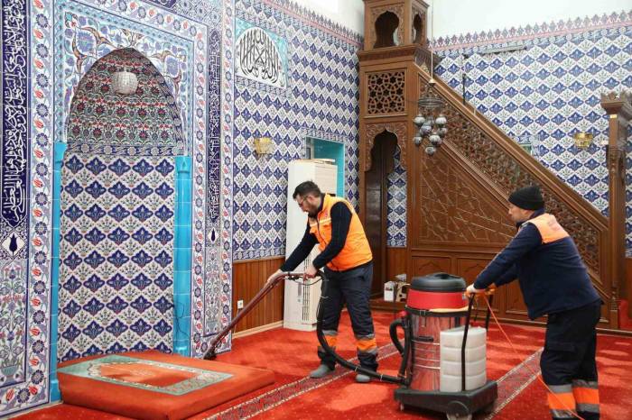 Gölbaşı’ndaki Camiler Gül Suyuyla Yıkandı